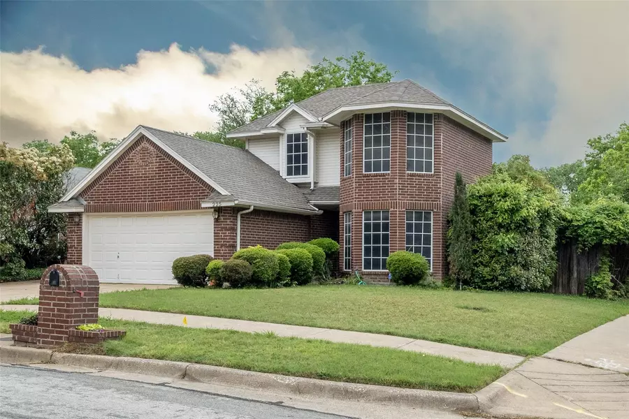 225 Moss Hill Drive, Arlington, TX 76018