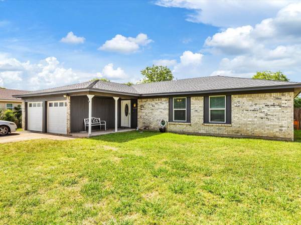 1109 Tobie Layne Street, Benbrook, TX 76126