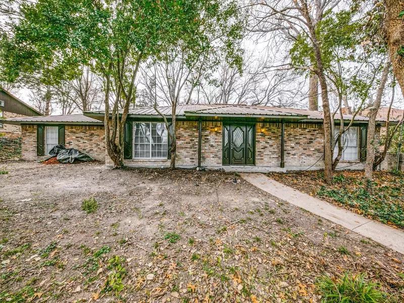 286 Creekwood Drive, Lancaster, TX 75146