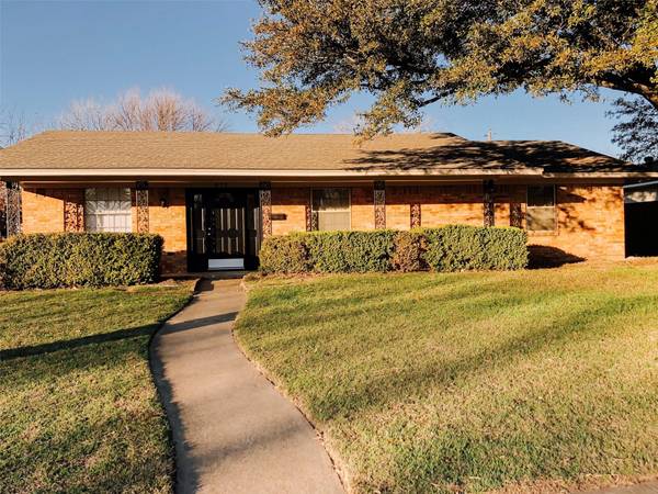 877 Dogwood Trail, Lancaster, TX 75146