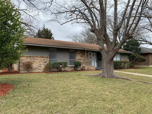 913 Poinsettia Drive, Lancaster, TX 75146