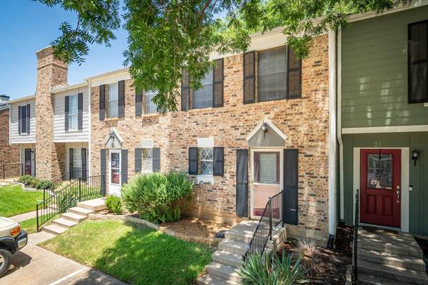 20 Abbey Road, Euless, TX 76039