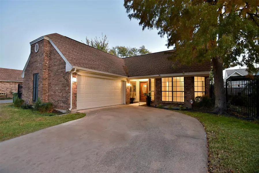 1416 Autumn Chase Square, Bedford, TX 76022