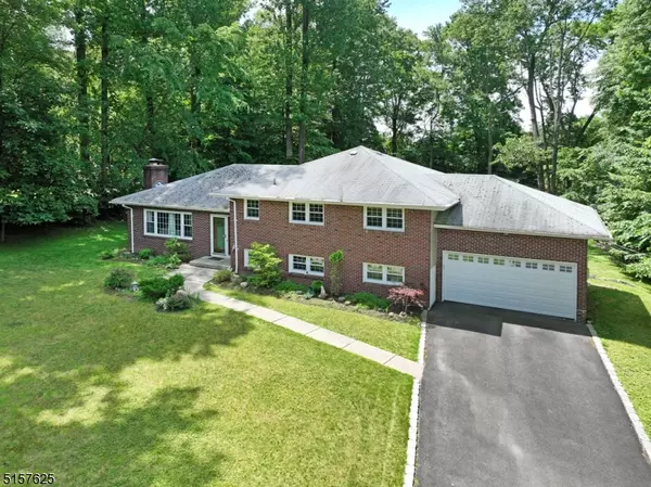 18 Coach Ln, Upper Saddle River Boro, NJ 07458