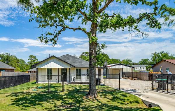 400 Maplewood Street, Azle, TX 76020