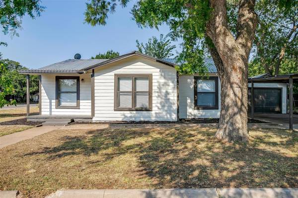 902 Poindexter Avenue, Cleburne, TX 76033