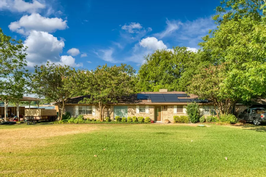 313 Lakeshore Drive, Waxahachie, TX 75165