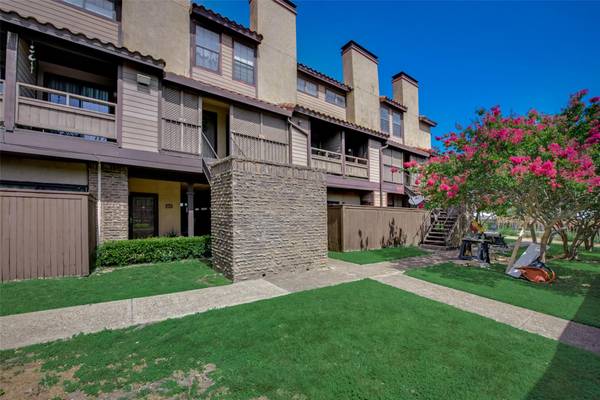 5757 E University Boulevard #27J, Dallas, TX 75206