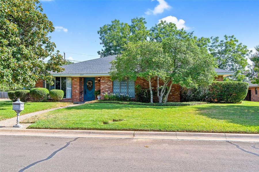 1009 Auburn Drive, Arlington, TX 76012