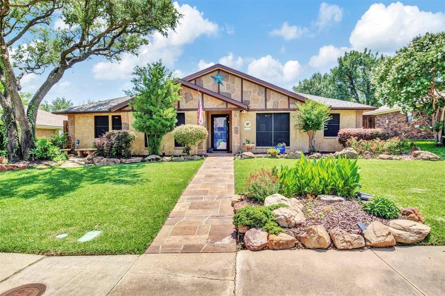 1916 Middle Glen Drive, Carrollton, TX 75007