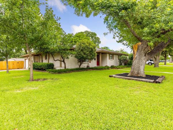 7501 Maple Drive,  North Richland Hills,  TX 76180