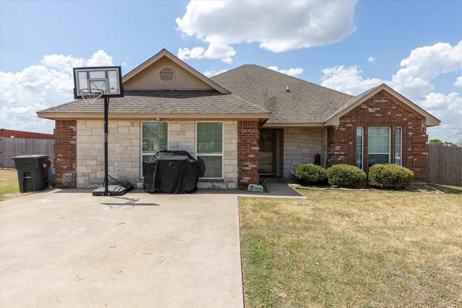 150 Hunters Circle, Weatherford, TX 76088