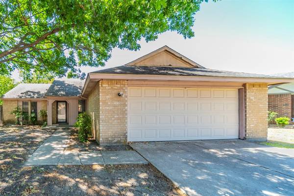 905 Camino Court, Grand Prairie, TX 75052