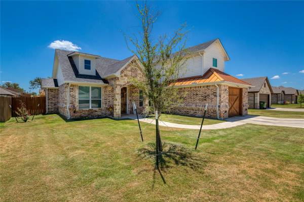 940 E 5th Street, Springtown, TX 76082