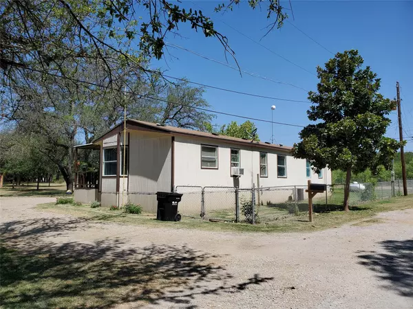 Comanche, TX 76442,101 Live Oak Lane