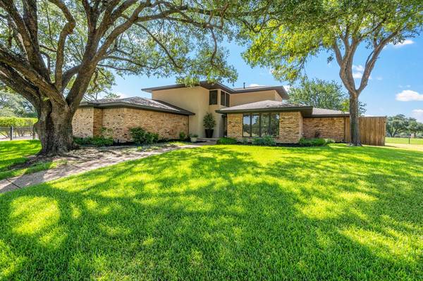 1116 Country Club Court, Mansfield, TX 76063