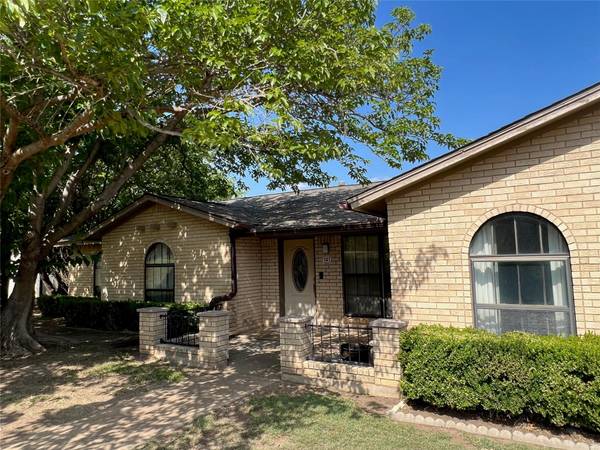 141 Eaheart Street, Albany, TX 76430