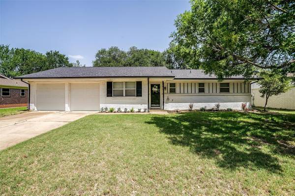 241 Amy Street, Burleson, TX 76028