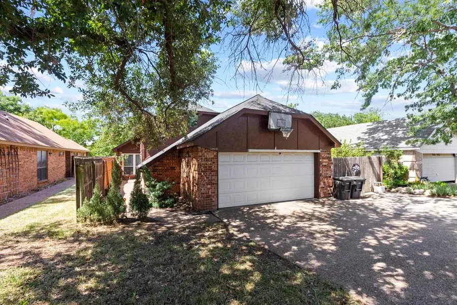 10616 Tall Oak Drive, Fort Worth, TX 76108