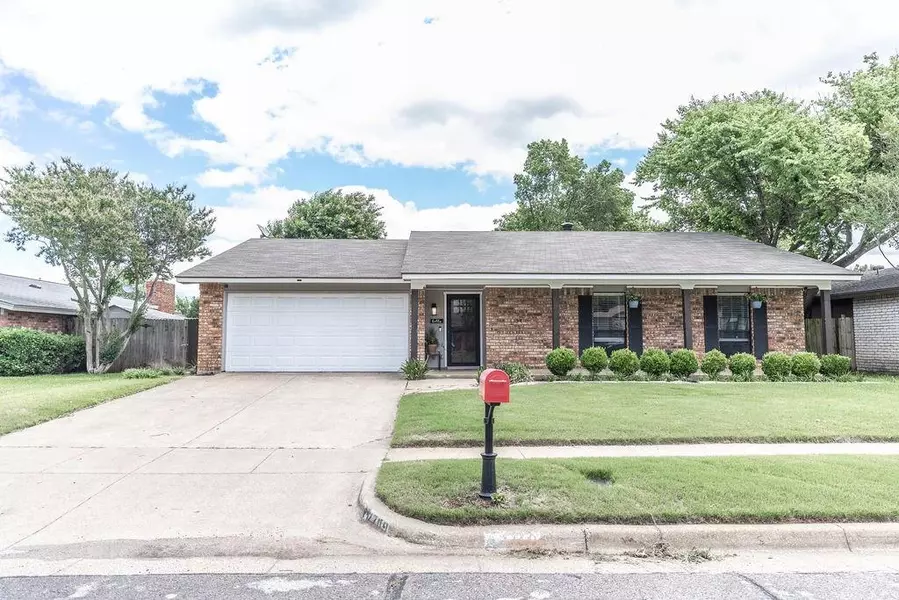 2709 W Treeview Drive, Arlington, TX 76016