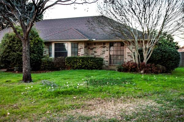 10124 Westpark Drive, Benbrook, TX 76126