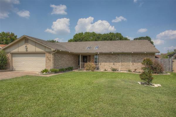 116 Overcrest Drive, Benbrook, TX 76126