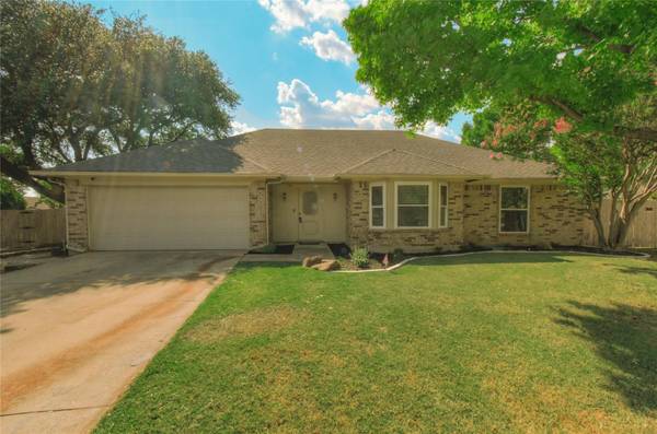 10124 Westpark Drive, Benbrook, TX 76126