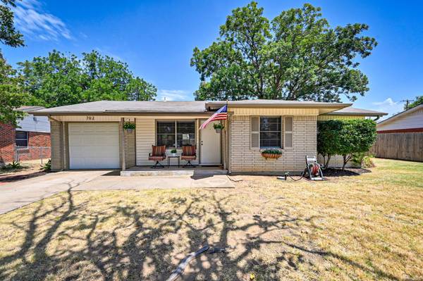 702 Paula Street, Kennedale, TX 76060