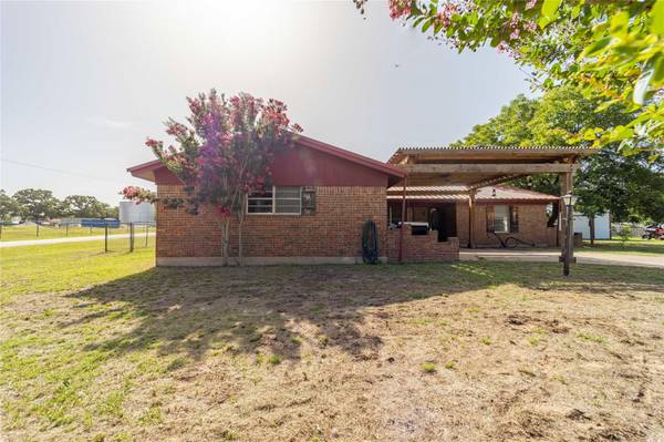 1249 N Johnson Street, De Leon, TX 76444