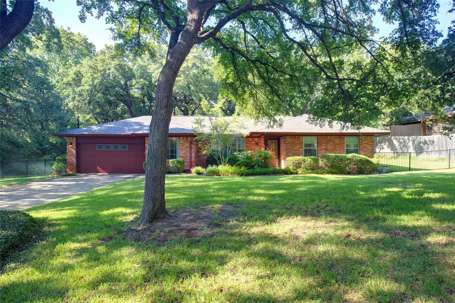 6204 Shorewood Drive, Arlington, TX 76016