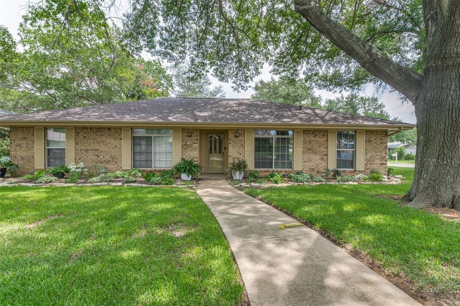 2401 Radcliffe Drive, Arlington, TX 76012