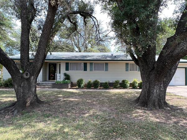 1303 W Elliott Street,  Breckenridge,  TX 76424