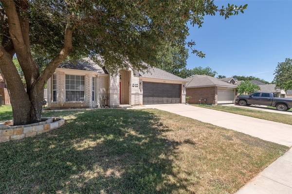 513 Oakbrook Drive, Burleson, TX 76028