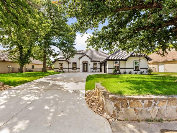 1204 Catalina Bay Boulevard, Granbury, TX 76048