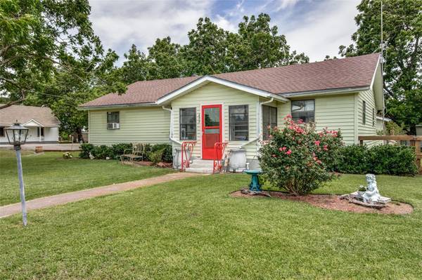 102 NE Front, Savoy, TX 75479