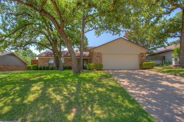 209 Heneretta Drive, Hurst, TX 76054