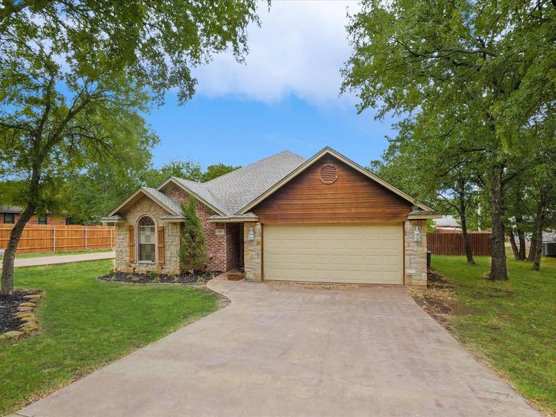 1205 Spanish Moss Drive, Granbury, TX 76048