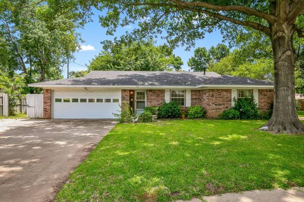 112 Oakridge Circle, Lewisville, TX 75057