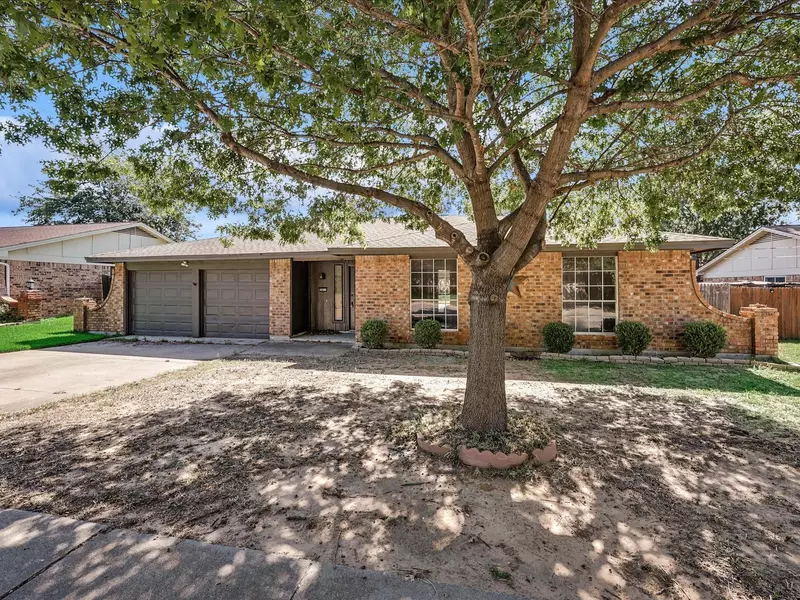 2811 Wildplum Drive, Arlington, TX 76015