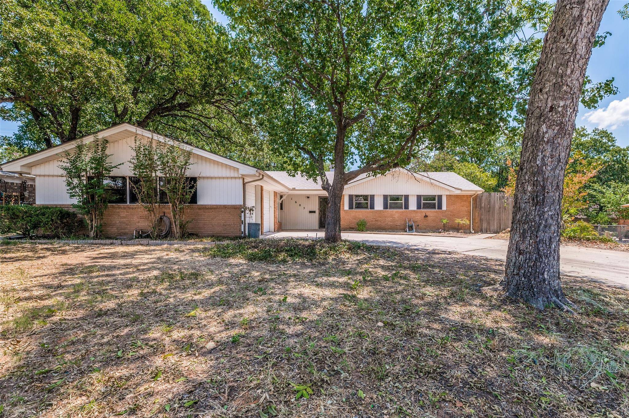 1605 Bradford Place, Fort Worth, TX 76112