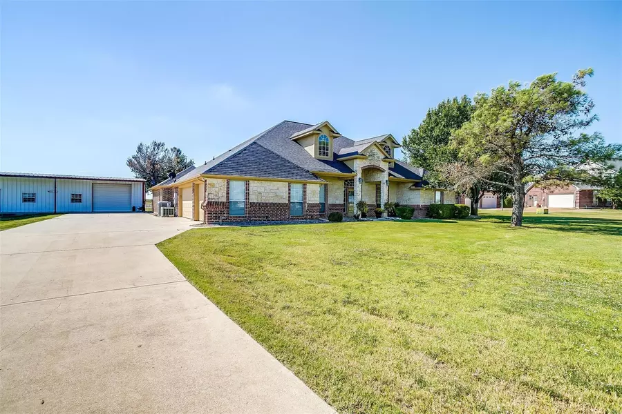 1057 Creek Hollow Lane, Fort Worth, TX 76131