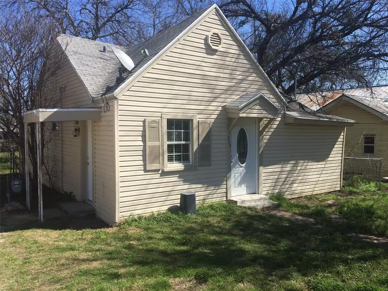 309 Live Oak Street, Bowie, TX 76230