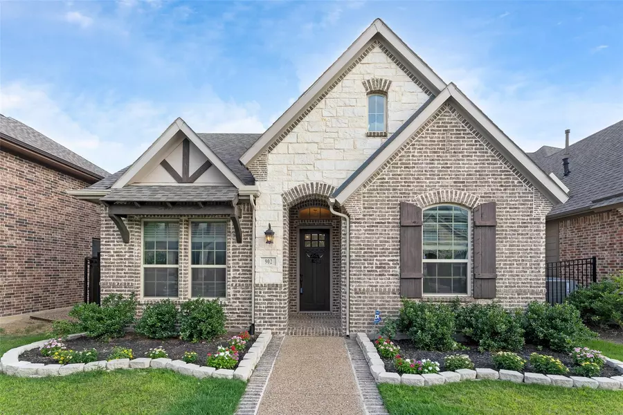 902 Enchanted Wood Drive, Arlington, TX 76005