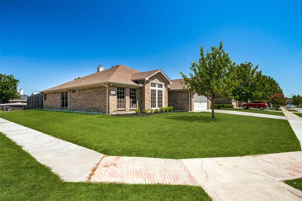 952 Winepress Road, Burleson, TX 76028