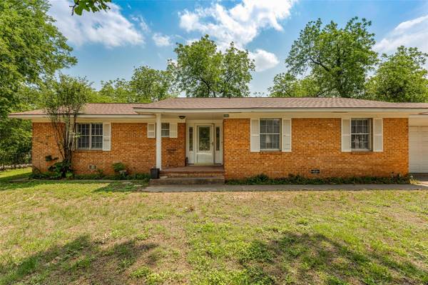 300 W Ross Avenue, De Leon, TX 76444