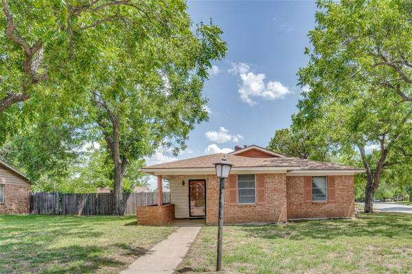 300 Bowles Court, Kennedale, TX 76060