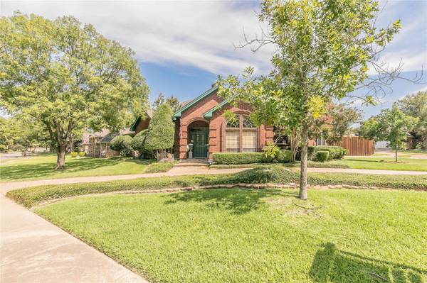 1800 Arthurs Circle, Bedford, TX 76021