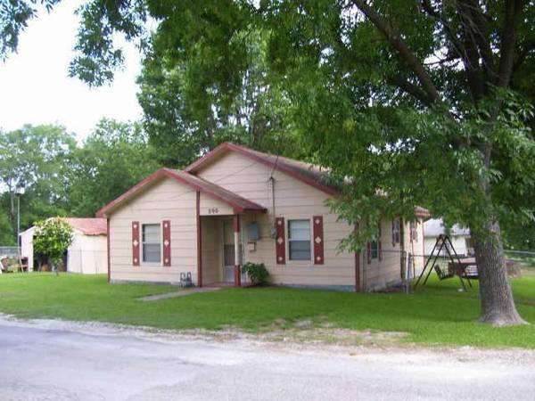 300 S 3rd Street, Bonham, TX 75418