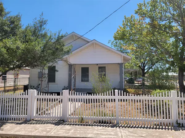 209 S 1st Street, Bangs, TX 76823