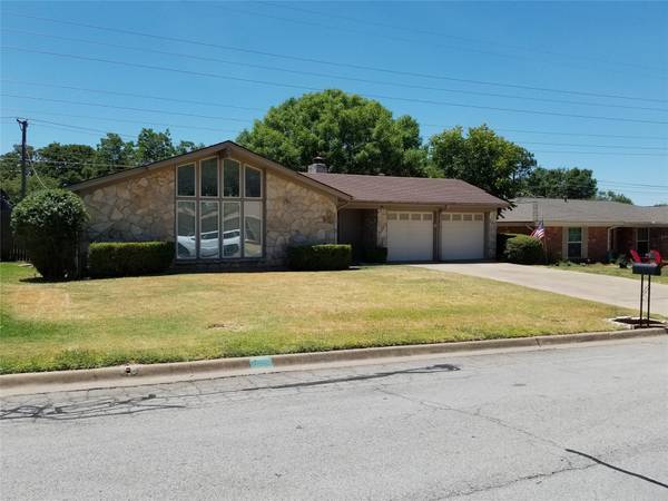 661 Lewis Drive, Hurst, TX 76054